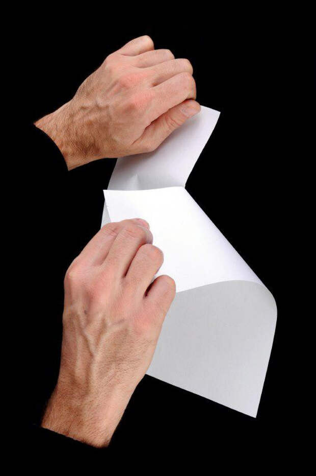 Надорванный конверт. Разрыв бумаги. Бумага рвется. Рваная бумага. Разорванная бумага пополам.