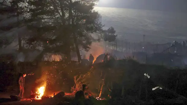 Глава Минобороны Польши рассказал о попытках ночного штурма границы мигрантами