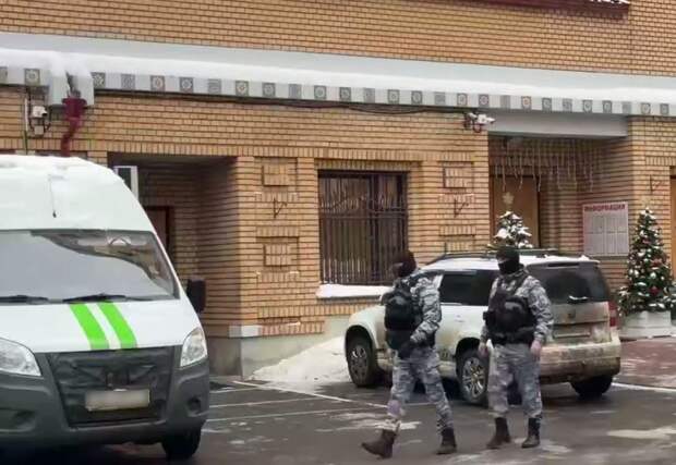 Без скандалов и взлома: в Хамовниках завершили выселение Ларисы Долиной