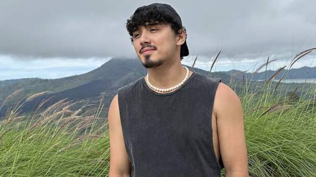 Super застал певца Gafur в объятиях незнакомки: эксклюзивное видео