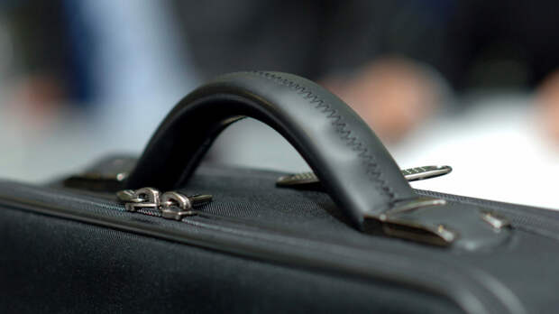 Подросток скинул сумку со 100 млн мошенникам, но попал на соседский балкон