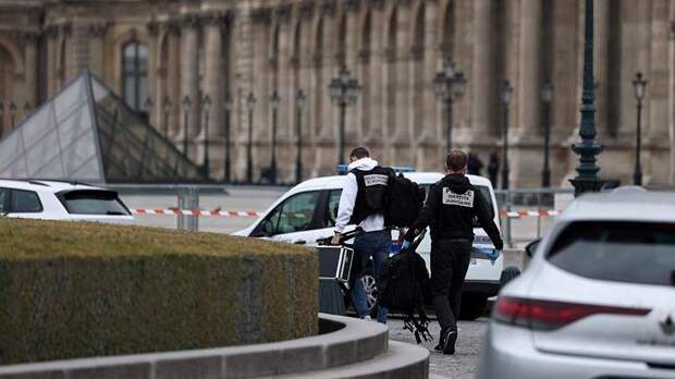 СМИ узнали об обнаружении украденной короны жены Наполеона III недалеко от Лувра