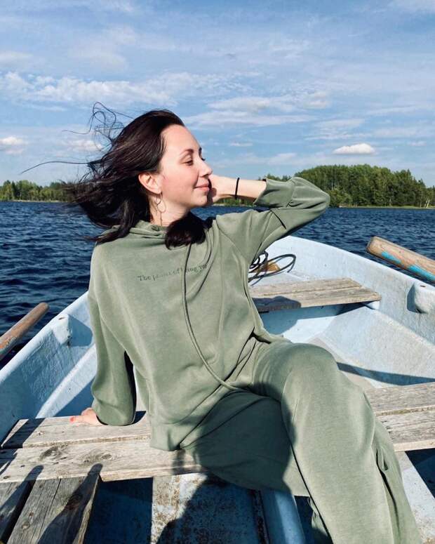 Как одеваются 32-летняя Погребняк и другие жены российских футболистов