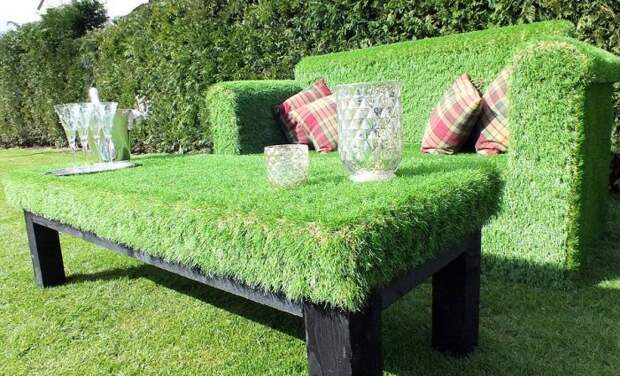 Садовая мебель, покрытая искусственной травой, прекрасно подходит для обустройства небольшого дачного участка. 