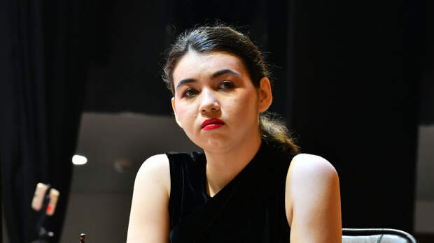 Болельщики пели гимн России во время награждения шахматистки Горячкиной на ЧМ