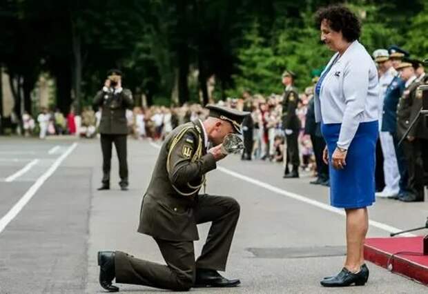 Украинский офицер Драпатый встал на колени перед послом Великобритании. 