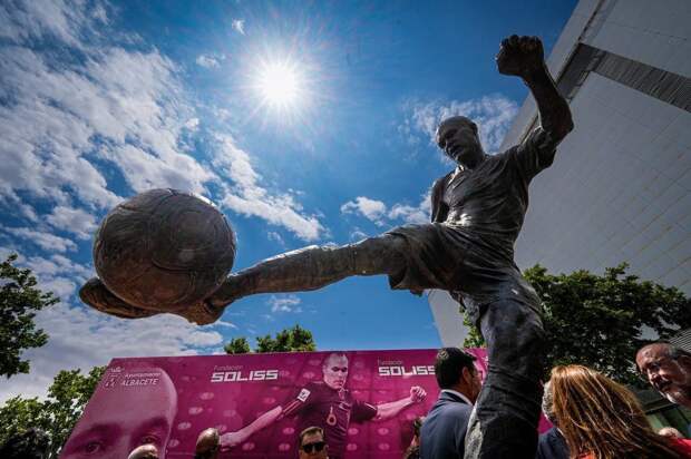 В честь Иньесты открыли статую в его родном Альбасете. Она вдохновлена голом в финале ЧМ-2010