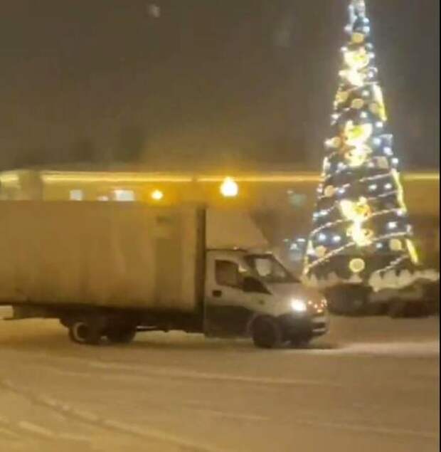 Водитель автомобиля «ГАЗ» задержан за дрифт на заснеженной площади в Пушкине