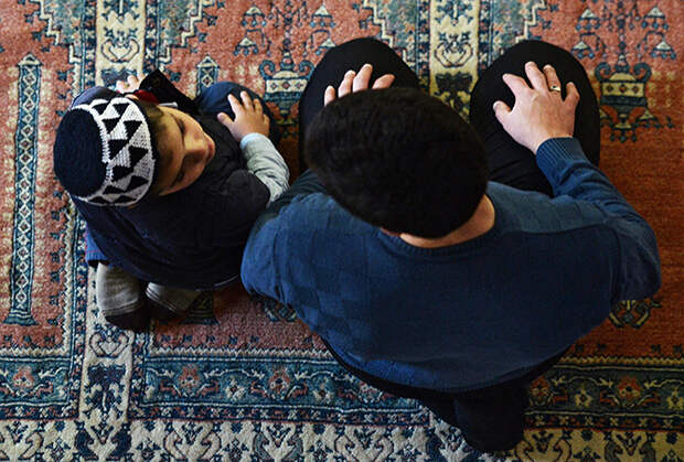 Мужчина с ребенком во время пятничной молитвы в мечети Ханского дворца в Бахчисарае