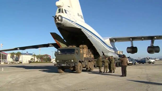 Погрузка в транспортный самолет гуманитарного груза для сброса в районе Дейр-Эз-Зор. Архивное фото