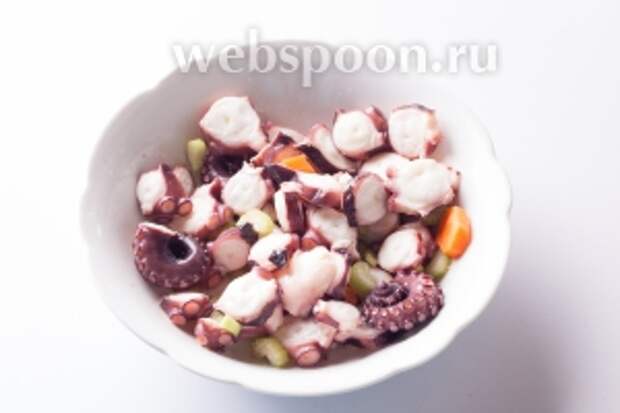 Смешиваем сельдерей с морковью, осьминогом и маринадом, оставляем это дело в покое, пока оно не остынет. Встречала и сервировку этого салата в тёплом виде — она более характерна для мягких кусочков осьминога. Мне больше всего понравилась холодная, можно, наверное, даже специально в холодильнике подержать.