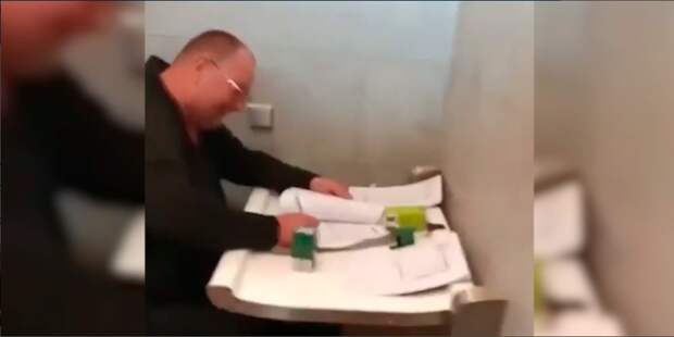 В Венгрии показали, как экс-генерал СБУ подделывал накладные в туалете