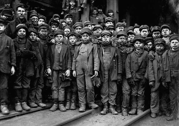 13. Несовершеннолетние шахтеры, нанятые для работ в угольных шахтах компанией Pennsylvania Coal Company. США. 1911 год. исторические фотографии, история, фото