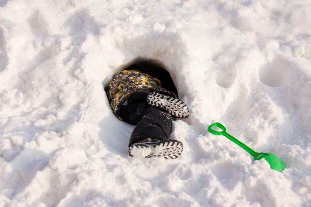 В российском городе ребенок провалился в сугроб и застрял