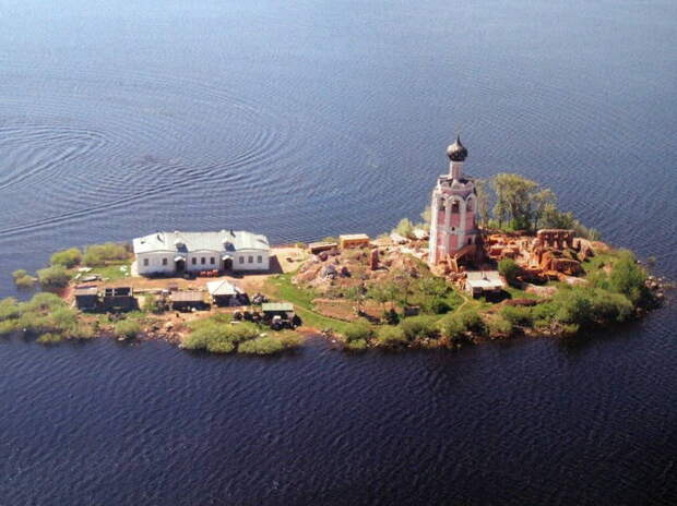 Фото достопримечательностей Европейской части России: Спас Каменный. Монастырь на одиноком острове