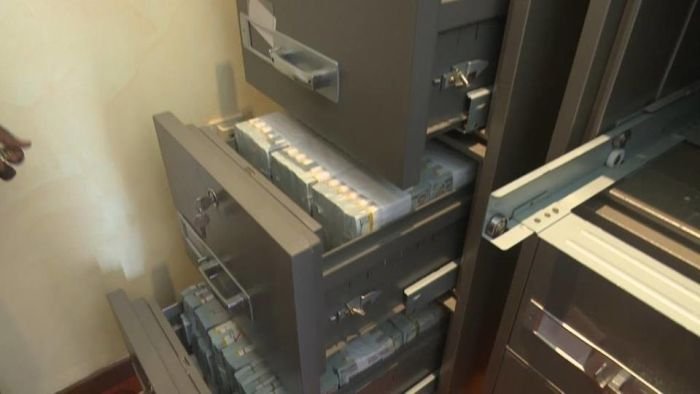 В Нигерии в нежилой квартире обнаружили 43 миллиона долларов В Нигерии в нежилой квартире обнаружили 43 миллиона долларов