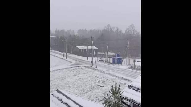 Питер и Ленобласть замело снегом — на дорогах и тротуарах появились сугробы.