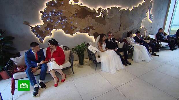 Тридцать пар поженились на канатной дороге в Москве