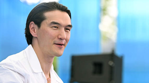 Появились кадры задержания комика Нурлана Сабурова в аэропорту Внуково