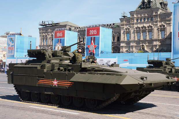 Тяжелую БМП Т-15 впервые продемонстрировали во время Парада Победы 2015 года. Фото: Илья Питалев/РИА Новости