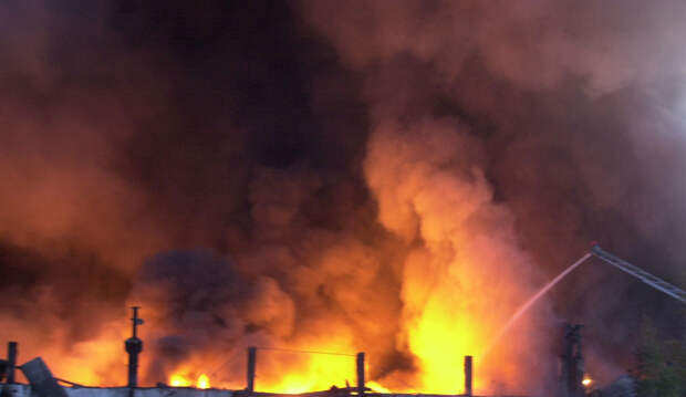 Пепел долетает до соседних сёл: На мусорном полигоне в Новороссийске произошёл крупный пожар