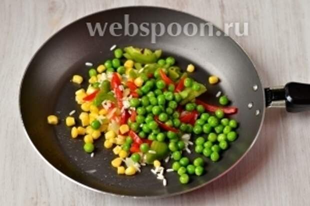 Высыпаем зелёный горошек.