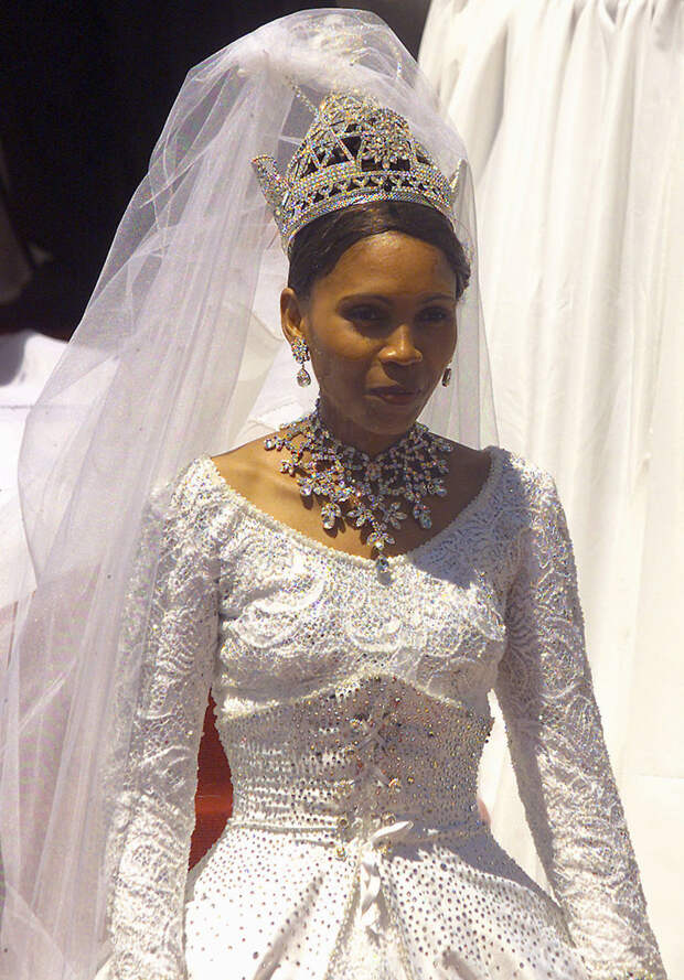 20 снимков о том, как выглядят королевские свадебные платья в разных странах мира 