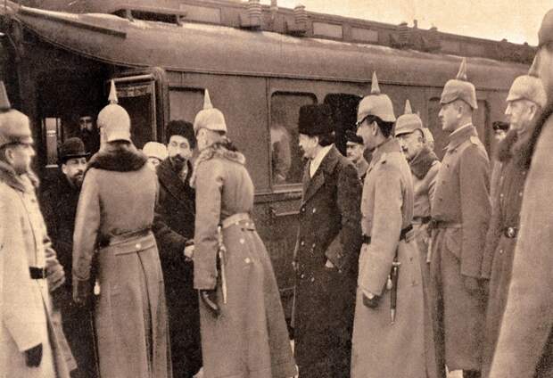 Лев Троцкий (в центре) в составе российской делегации прибывает на переговоры в Брест-Литовск, 1918 год. Фото из открытого доступа