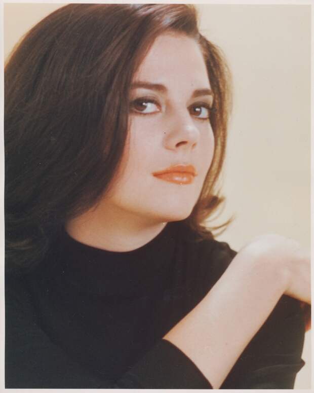 https://24femmespersecond.files.wordpress.com/2015/09/natalie-wood-cu-color-portrait-black-top.jpg