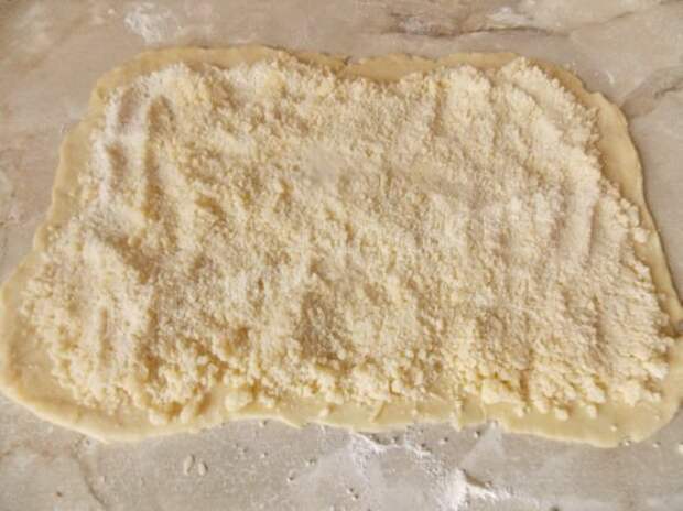 посыпаем раскатанный пласт крошкой