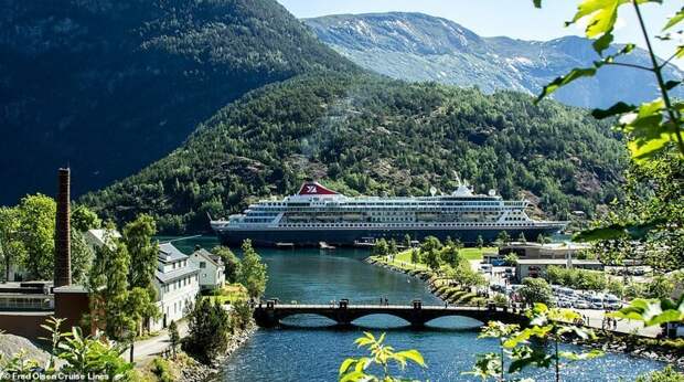 13. Судно от Fred Olsen Cruise Lines проплывает деревушку в Норвегии. Лайнер Balmoral - крупнейшее из круизных судов компании с вместимостью 1325 пассажиров и 510 членов экипажа красиво, красивые места, круиз, круизы, мир, паром, путешествия, фото