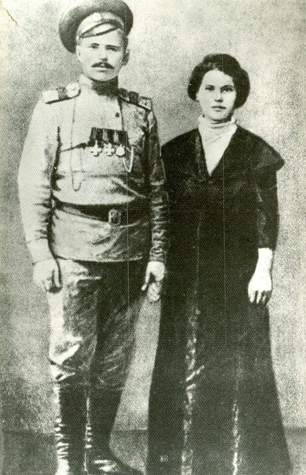 Фельдфебель Чапаев с женой Пелагеей Никаноровной, 1916 год.