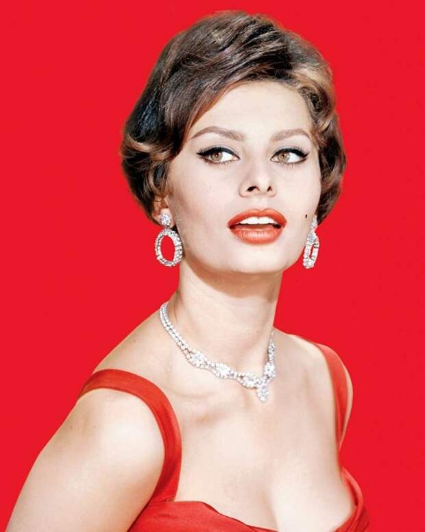 Элегантный портрет итальянской актрисы с красной губной помадой и бриллиантами.