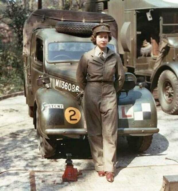 Молодая королева Елизавета II во время службы механиком во Второй мировой. 1939 год Молодая королева Елизавета II во время службы механиком во Второй мировой. 1939 год