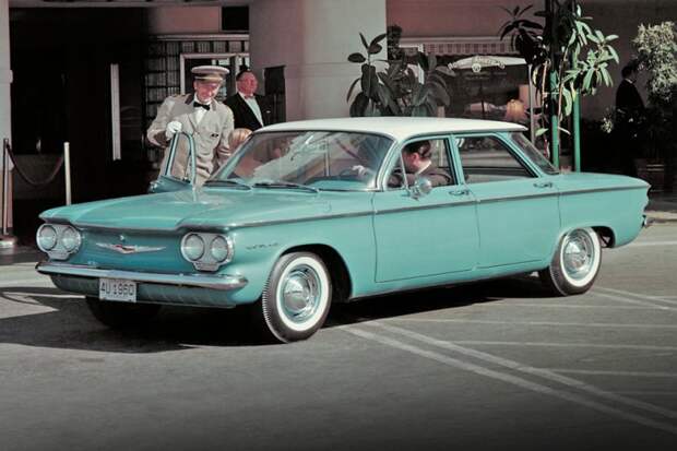 Еще одним американским седаном с мотором сзади был Chevrolet Corvair, который производился с 1960 по 1969 годы. Справедливости ради стоит отметить, что автомобиль выпускался в кузовах купе, кабриолет и универсал. заднемоторная компоновка, седан