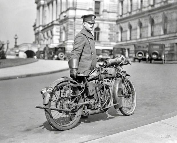 Полицейский со служебным мотоциклом (Вашингтон, 1924 год) авто, мото, мотоцикл, мотоциклы, олдтаймер, ретро техника, ретро фото, фото