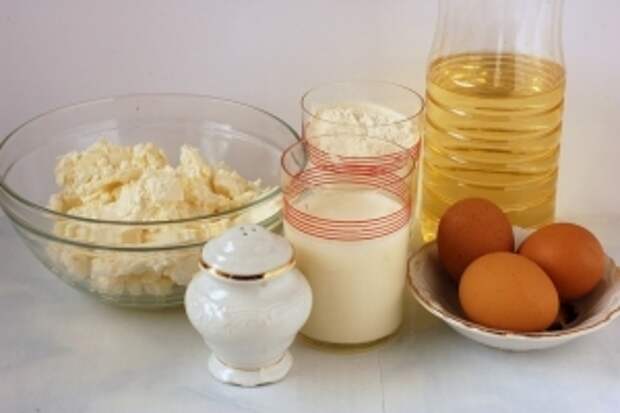 Для приготовления творожных блинов нам понадобится творог, подсолнечное масло, молоко, мука, соль, яйца.