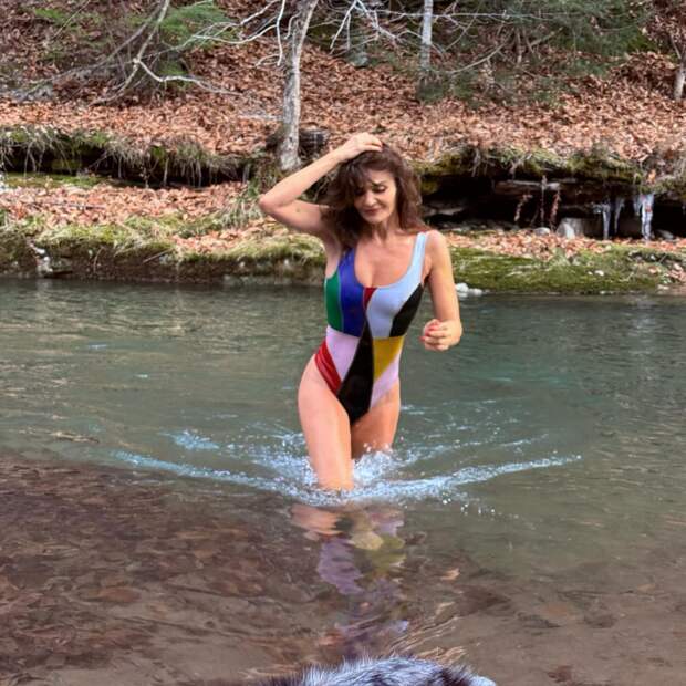 57-летняя супермодель в откровенном купальнике искупалась в ледяной воде