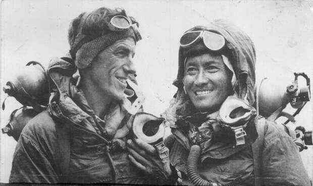 1. Эдмунд Хиллари и Тенцинг Норгей первыми поднялись на Эверест 29 мая 1953 года. После шести неудачных попыток, Тенцингу удалось покорить вершину лишь вместе с Хиллари