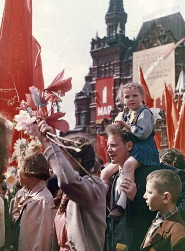 Атмосферные ФОТО первомайских демонстраций в СССР