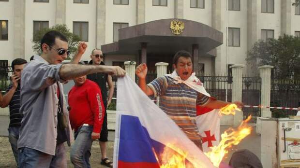 «Стыдненько, да сытненько»: ведущий Кожухов за лари родину продаст — мнение