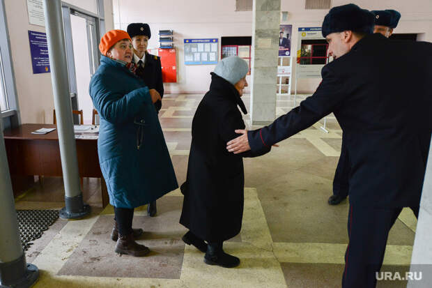 ВЫБОРЫ 2018. День голосования в Челябинске, пенсионер, старушка