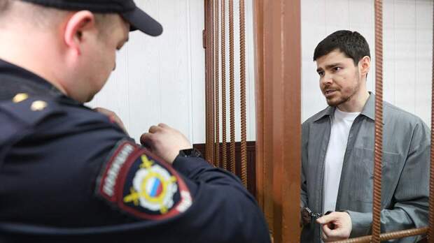 Суд оставил в СИЗО блогера Аяза Шабутдинова