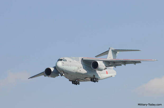 Сегодня ВВС Японии получили новейшие транспортные самолеты Kawasaki C-2