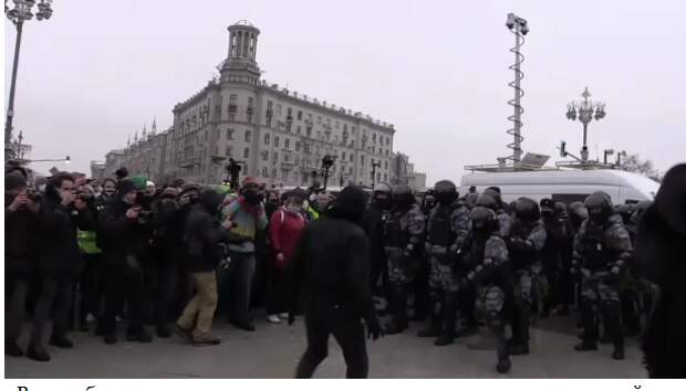 Нападения на мирных протестующих