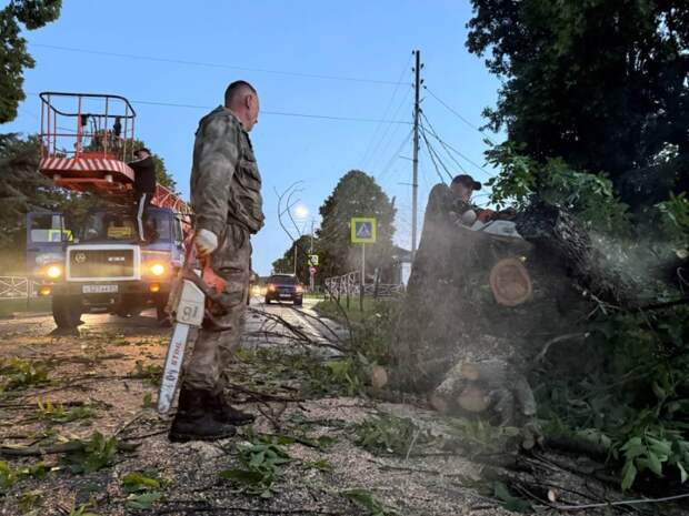 В столице Адыгеи устраняют последствия ураганного ветра