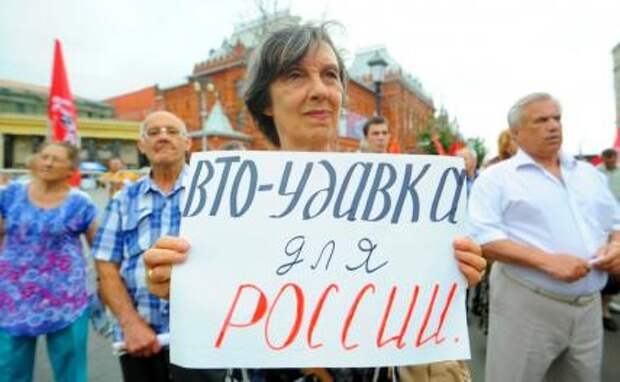На фото: участница акции протеста "Останови ВТОржение" против вступления России в ВТО на Театральной площади в Москве, 2012 год