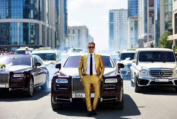 Блогер в золотом костюме впечатлился свадьбой в Грозном с кортежем Rolls-Royce
