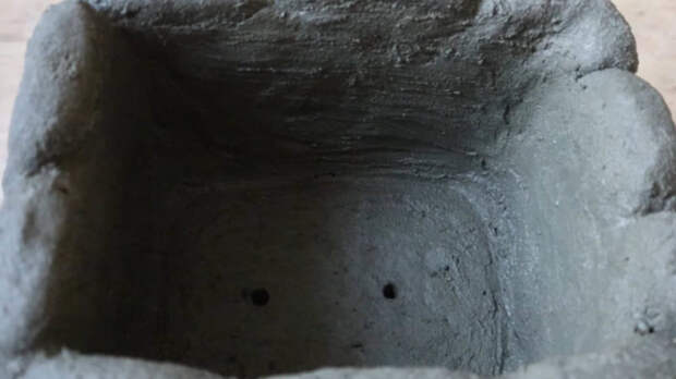 Ораигинальный вазон под камень из цемента