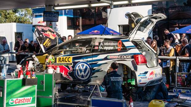 Как механики WRC собирают из одной раллийной машины другую за 75 минут. Фото 14